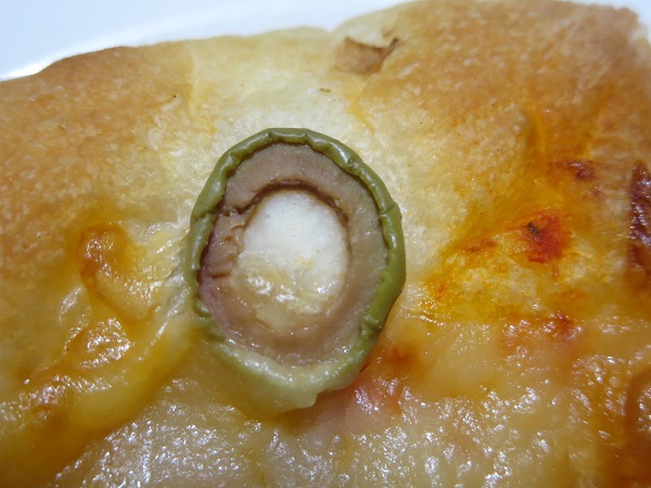 ぱんやPassoのオリーブとベーコンのピザの近影画像。