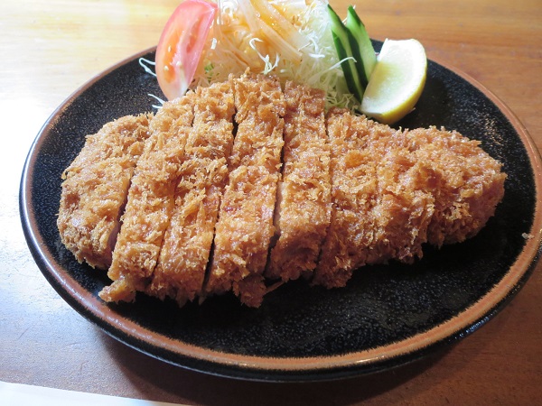 とんかつ とん丸の特ロース定食のロースかつの近影画像。