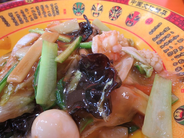 健康中華料理 餃子軒の五目焼きそばの近影画像。