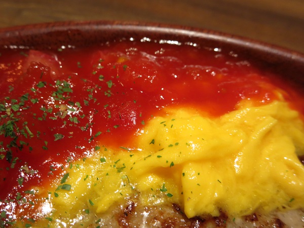 びっくりドンキーの角切りトマトのオムバーグディッシュのオムレツとトマトソースの近影画像。