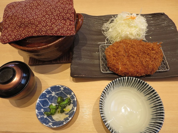 とんかつ神楽坂さくらの厚切リブロースかつ定食の全体画像。