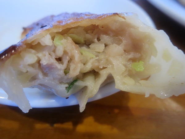 香満園の焼き餃子の断面の近影画像。