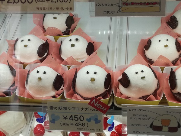 オランダ家の雪の妖精シマエナガちゃんが置かれているショーケース。