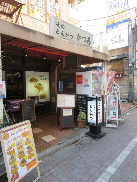 かつ善の看板と入口。