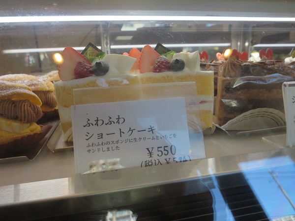 パティスリー RICOのふわふわショートケーキが置かれているショーケース。
