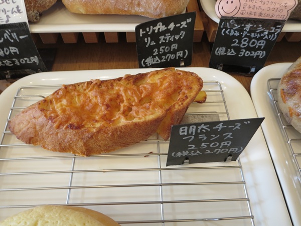 Warabeya Bakeryの明太チーズフランスが置かれている陳列棚。