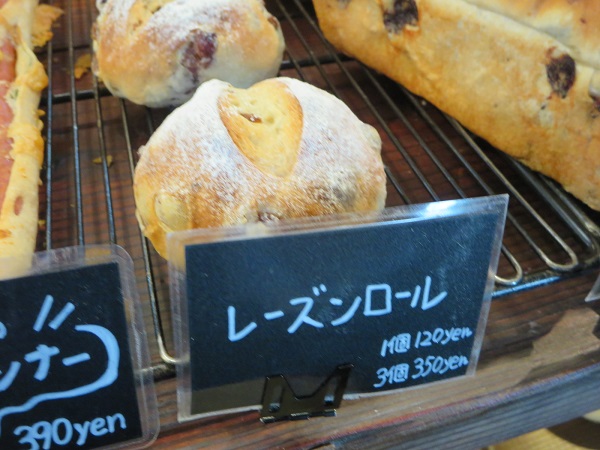 Tiny Bakery トイットのレーズンロールが置かれている陳列棚。