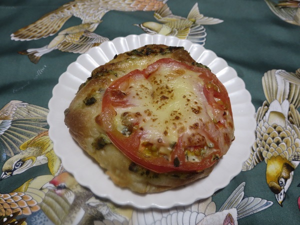 てるパンのフレッシュトマトとモッツァレラチーズの全体画像。