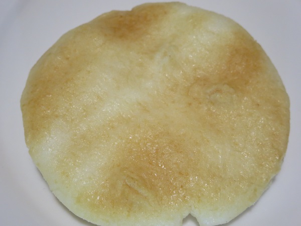 もち吉のちからこぶ煎餅（サラダ味）の近影画像。