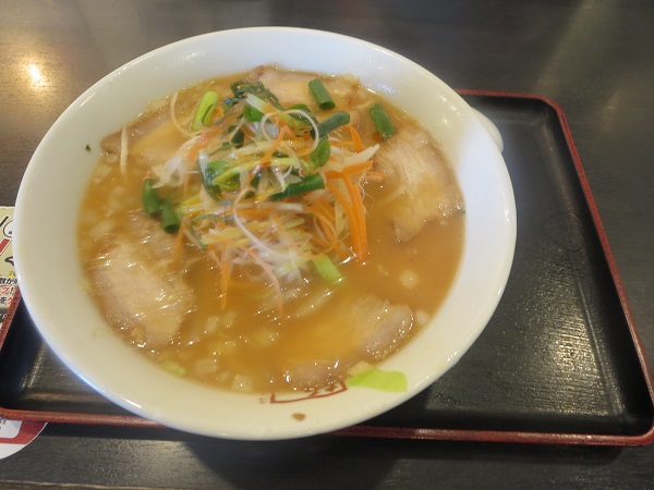 喜多方ラーメン 坂内の10種野菜のポカポカ味噌ラーメンの全体写真。