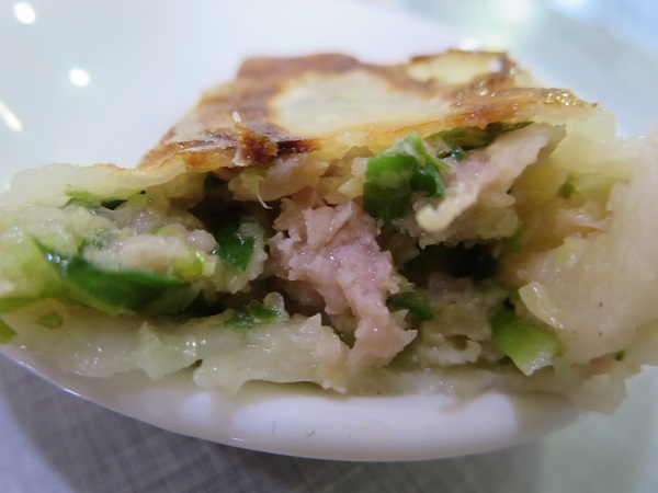 安安食堂の大連餃子の断面の近影画像。