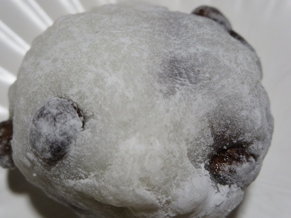 袖ヶ浦の豆大福の近影画像。