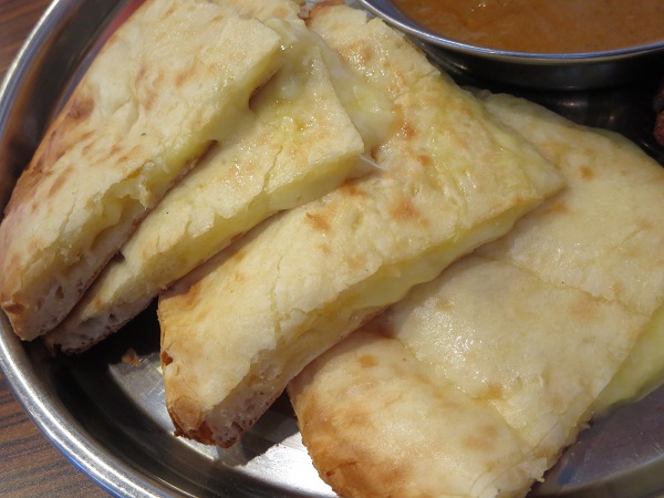 ジャラナのチーズナン・マトンカレーのチーズナンの近影画像。
