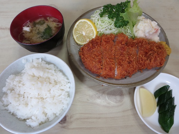 とんかつ おぎのロースかつ定食の全体画像。