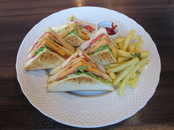 星野珈琲店の窯焼きクラブハウスサンド&ポテトの全体画像。