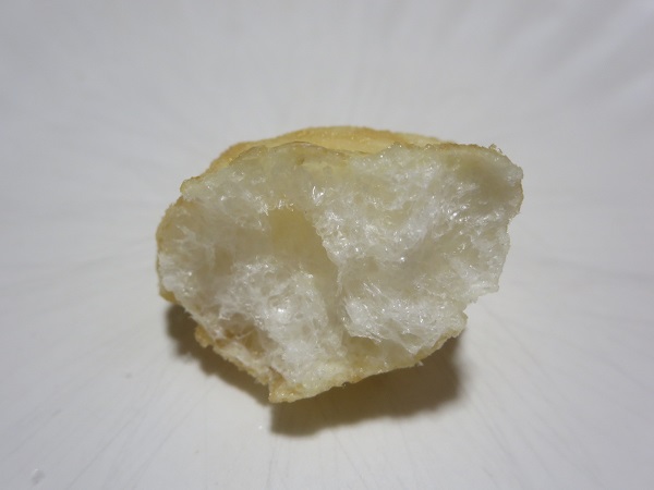 忠三櫻本舗のじゃがバターの断面の近影画像。
