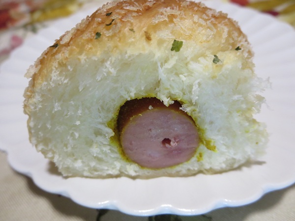パン工房 ナララのカレーフランクの断面の近影画像。