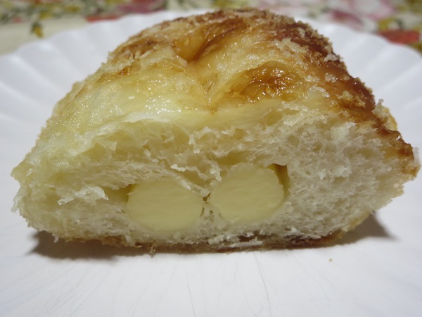 クロワッサンフレールのサクサクチーズの断面の近影画像。