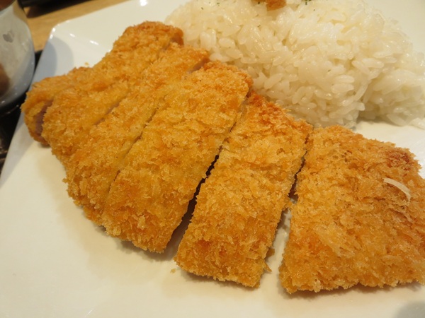 楽膳のロースかつカレーのとんかつの近影画像。