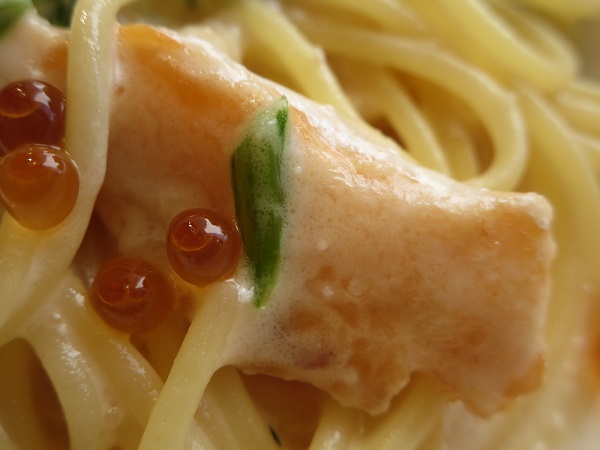 ジョリーパスタのサーモンハラスといくらの明太子クリームのサーモンの近影画像。