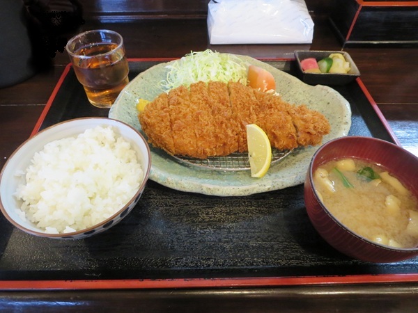 まこと家の特上ロースかつ定食の全体画像。