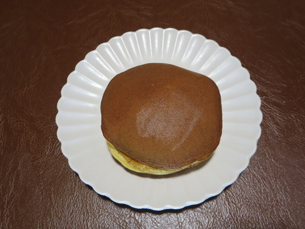 和菓子や 栗山菓舗のどら焼き(栗)の全体画像。
