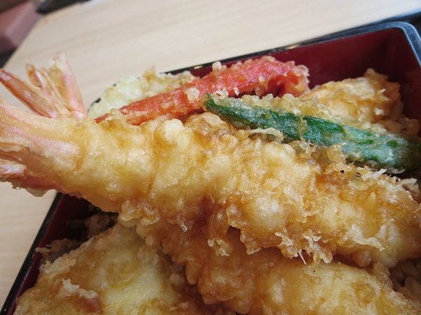 とんでんの大えび天重の海老天の近影画像。
