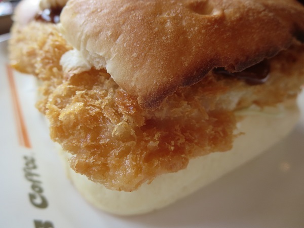 コメダ珈琲店のカツカリーパンの近影画像。