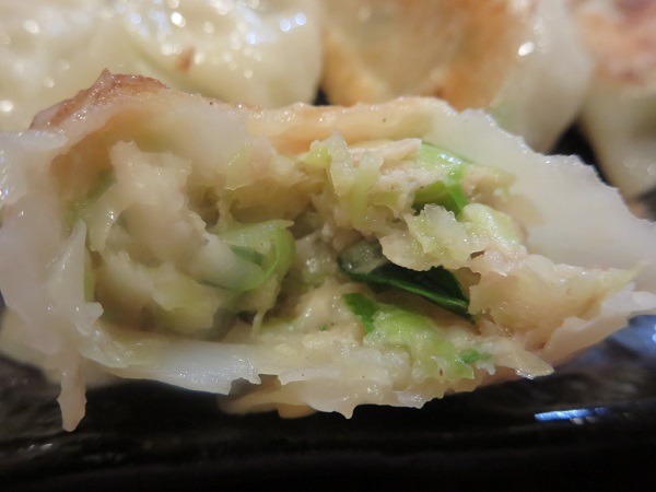 麺屋 丸吉の焼き餃子の断面の近影画像。