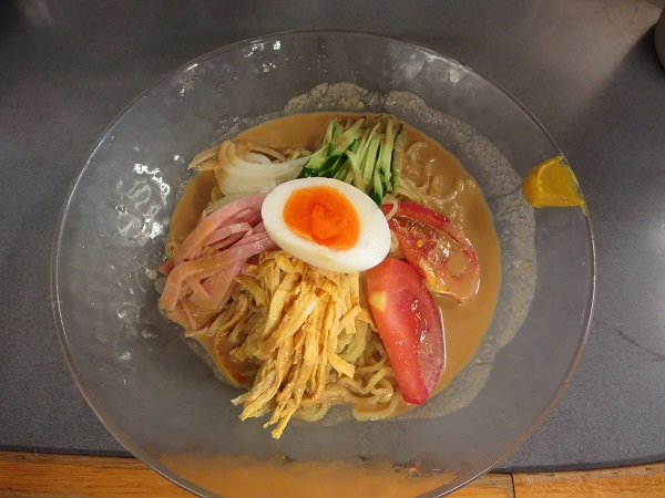味噌らーめん比田井の冷やし中華（胡麻味噌味）の全体画像。