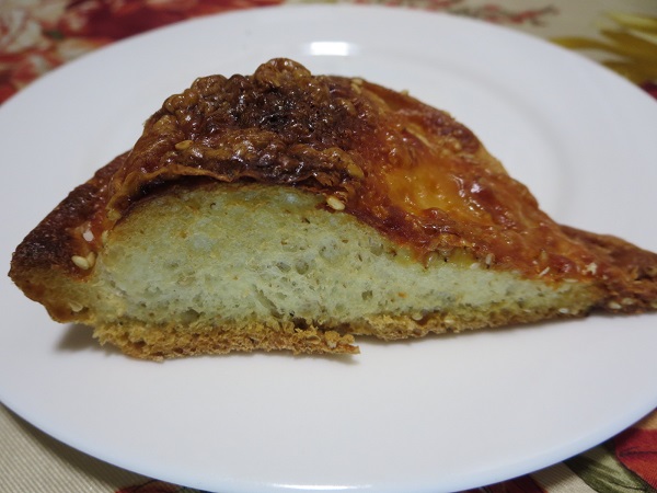小さなパン屋 moitieのごまぱんのトースト後の断面の近影画像。