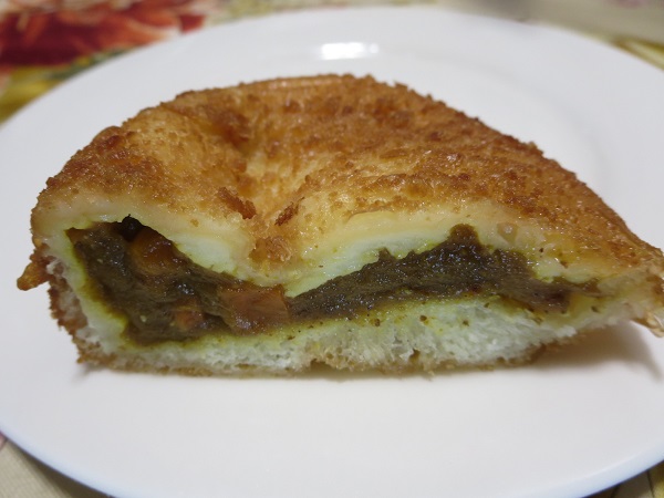 OLLIE BREADのカマンベールチーズカレーパンの断面の近影画像。