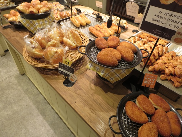 BAKERY＆cafe辰巳俱楽部の店内の様子。