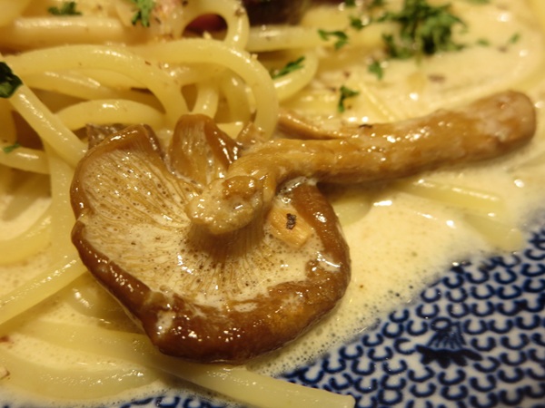 洋麺屋 五右衛門の5種のきのこのボルチーニクリームソースのきのこ類の近影画像その2。