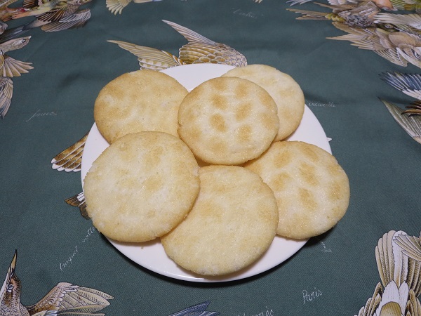 おせんべい屋さん本舗 煎遊の藍せんおかきの画像。