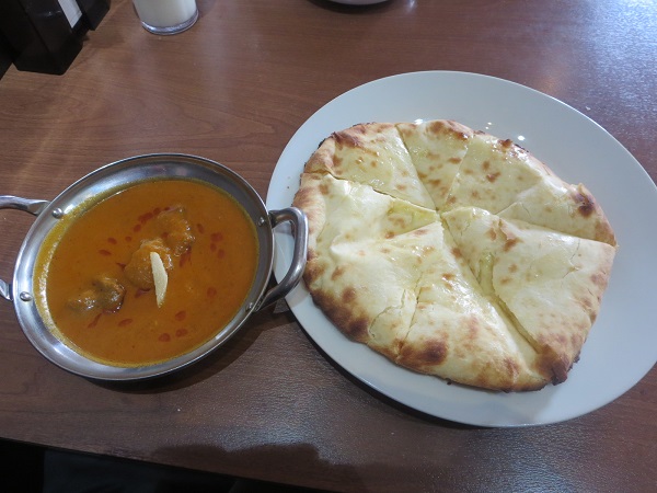 ジュンタラのマトンカレー＆チーズナンの全体画像。