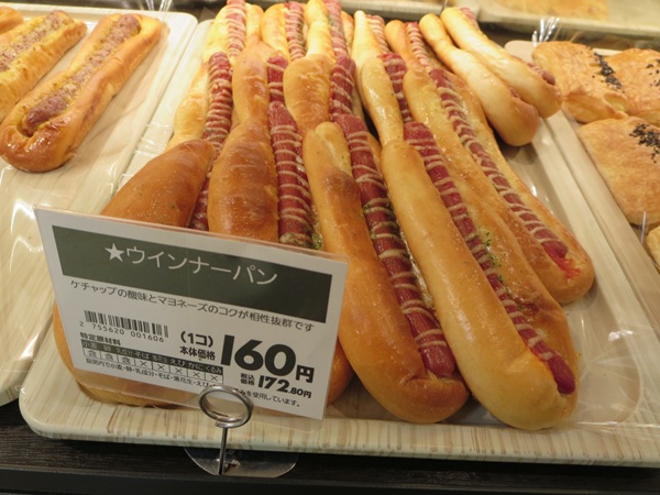 カンテボーレのウインナーパンが置かれている陳列棚。