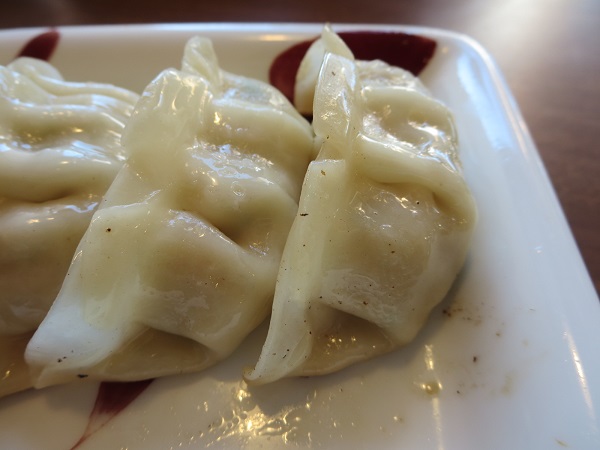 丸源ラーメンの丸源餃子の焼き目のついていない側の近影画像。