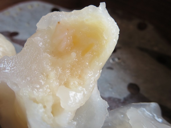 福満苑の蒸しエビ餃子の断面の近影画像。
