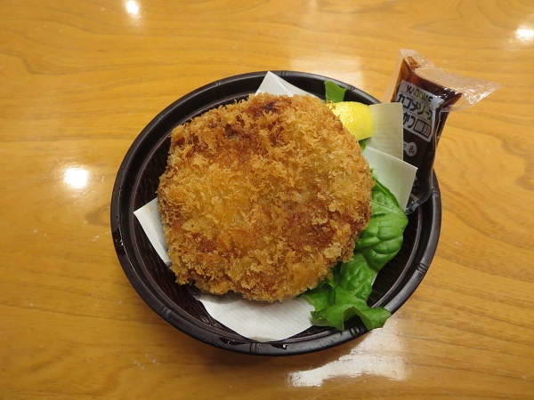 南房総やまと寿司のまぐろメンチの全体画像。