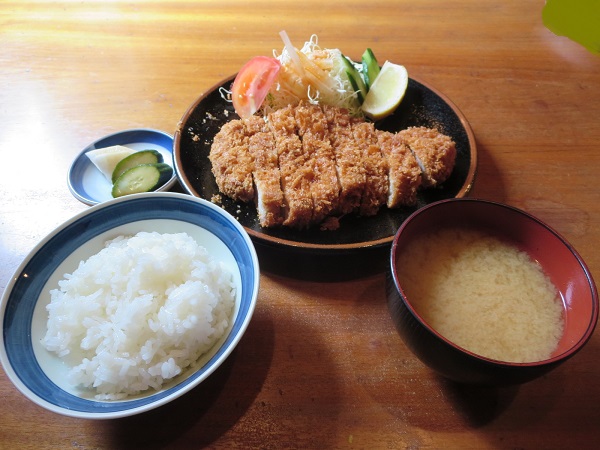 とんかつ とん丸の特ロース定食の全体画像。