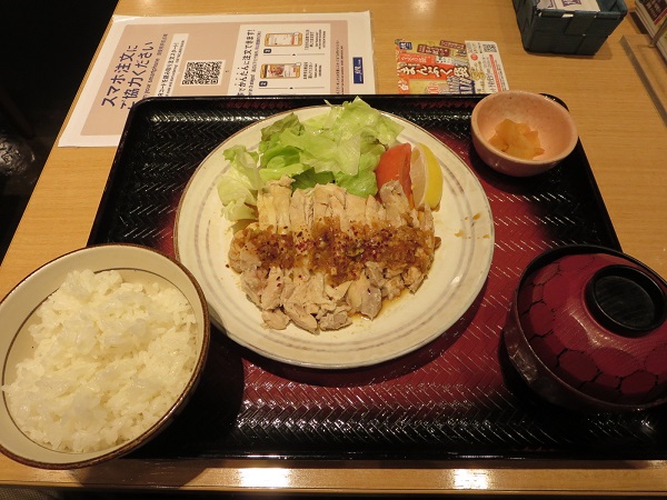 大戸屋 ごはん処の蒸し鶏の生姜ねぎ醤油定食の全体画像。