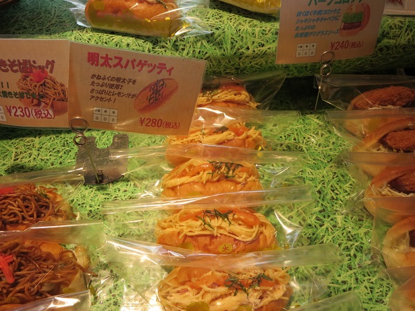 クロワッサンフレールの明太スパゲッティが置かれている陳列棚。