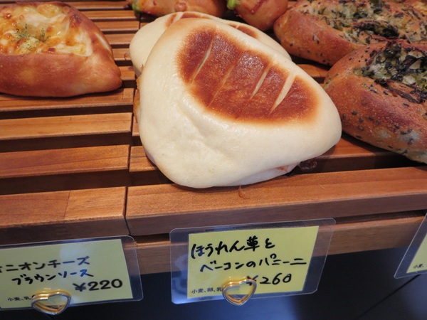 パンとお菓子の店 tocotocoのほうれん草とベーコンのパニーニが置かれている陳列棚。