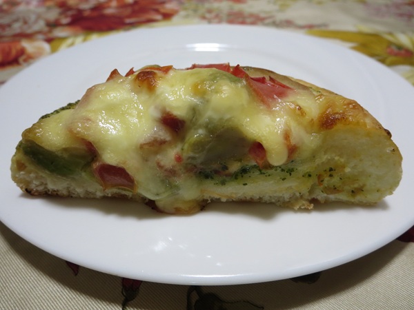 パン工房 ナララのアボカドとトマトバジルチキンのフォカッチャのトースト後の断面の近影画像。