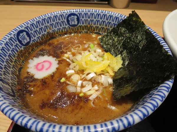 松戸富田麺業の濃厚つけ麺のつけ汁の近影画像。