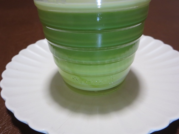 モロゾフの抹茶ラテのプリンの側面の近影画像。