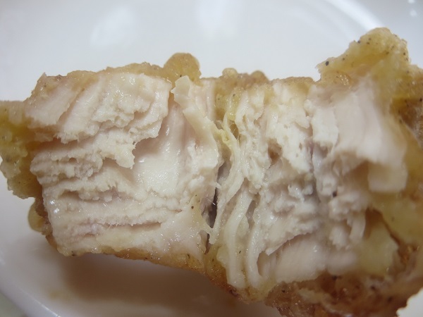 とんかつ おぎの唐揚げ定食の唐揚げの断面の近影画像。