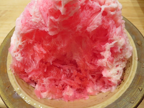 コメダ珈琲店のいちご氷の断面の近影画像。