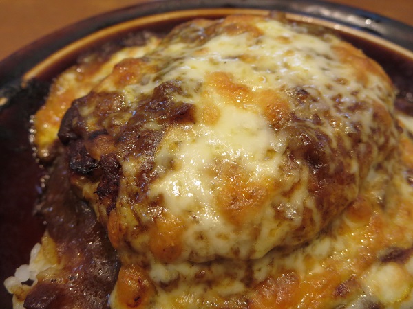 デニーズのハンバーグカレードリアの近影画像。